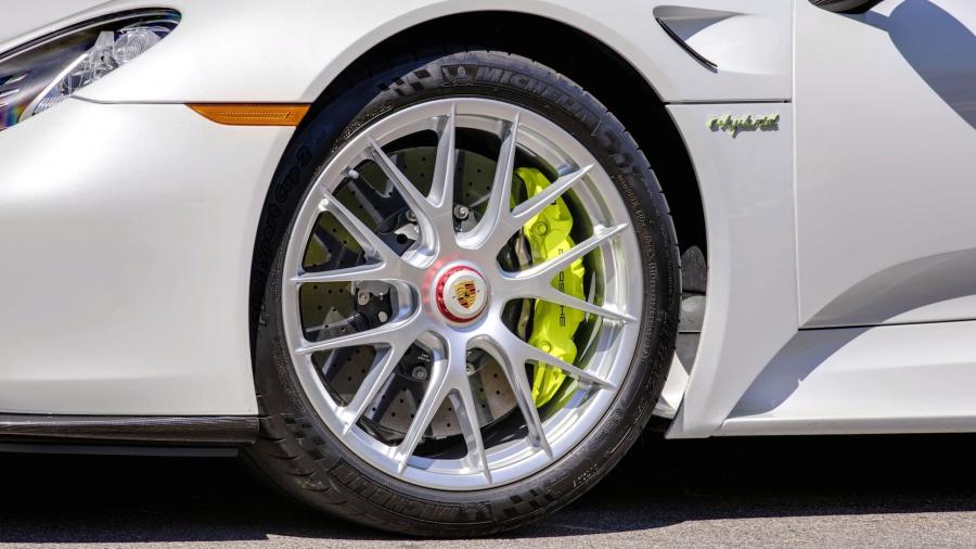 Колеса Porsche 918 Spyder Weissach Package (472) 2015 года  (фото 10 из 20)